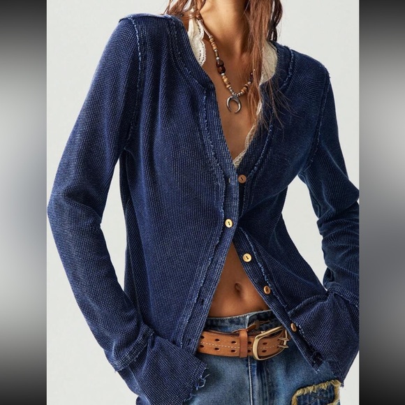 - Luxe button detail bell sleeve long sleeve top - Picture 6 of 8